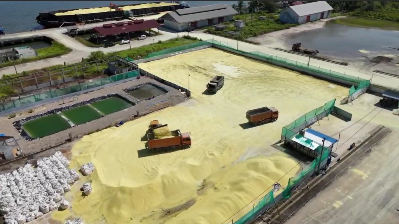 Original aerial documentation of sulfur stockpile with handling equipment